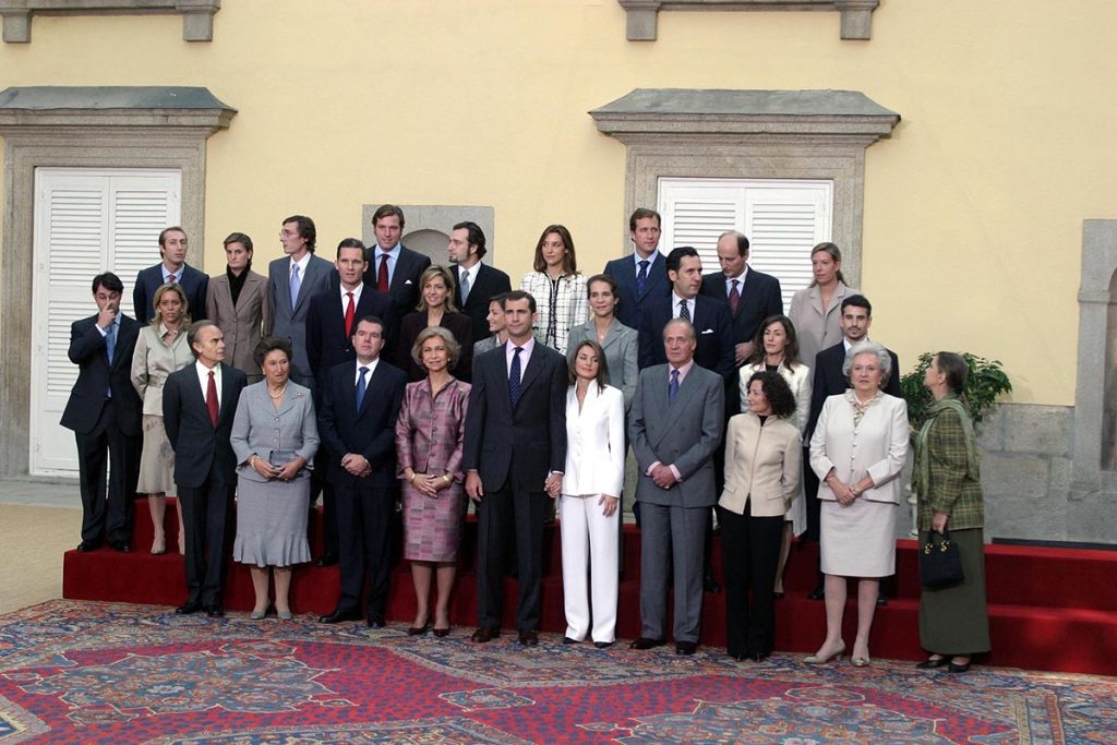 Foto de familia tras la pedida de mano del Príncipe Felipe a Letizia Ortiz. 