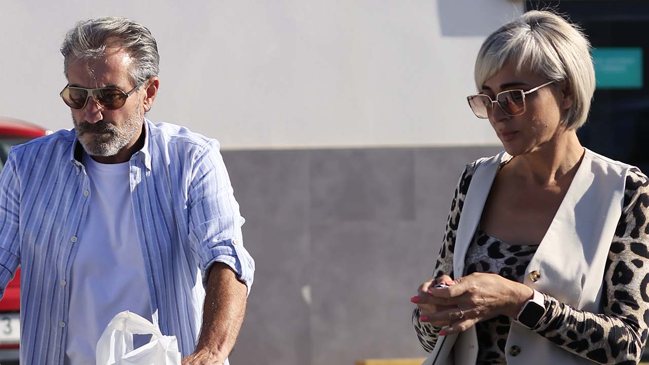 Ana María Aldón y su prometido, Eladio, durante una jornada de compras por Madrid