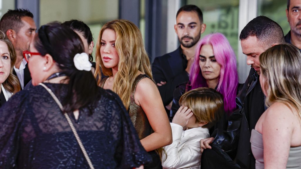 Shakira con sus hijos y sus equipo en los Latin Grammy