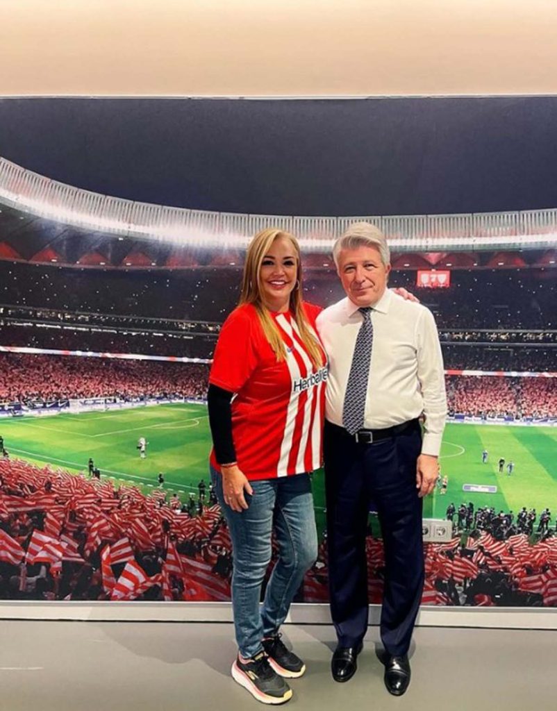 Belén Esteban junto al Presidente del Atlético de Madrid, Enrique Cerezo