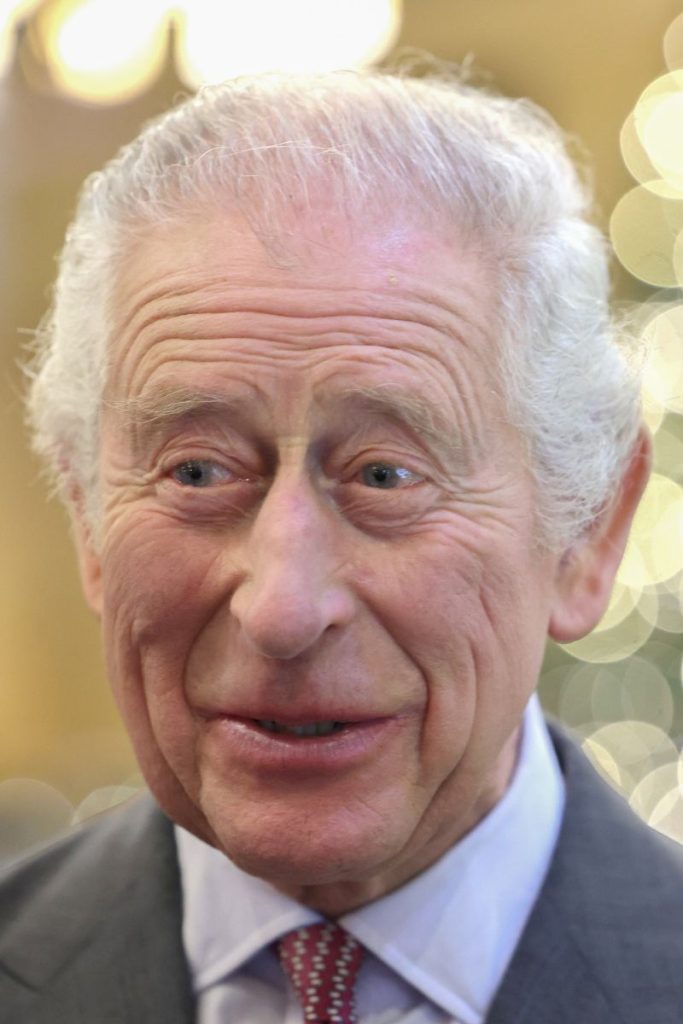 Las divertidas caras de Carlos III al recibir su primera sorpresa por su 75 cumpleaños