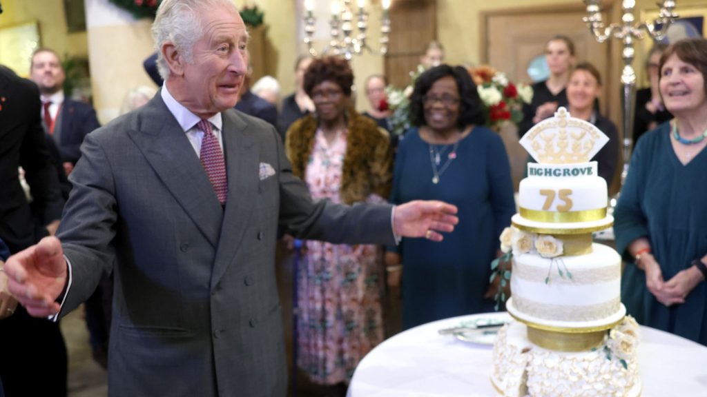 Carlos III recibe una sorpresa en forma de tarta un día antes de cumplir 75 años