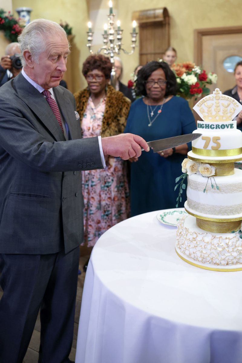 Carlos III corta la tarta con la que le han sorprendido en su 75 cumpleaños