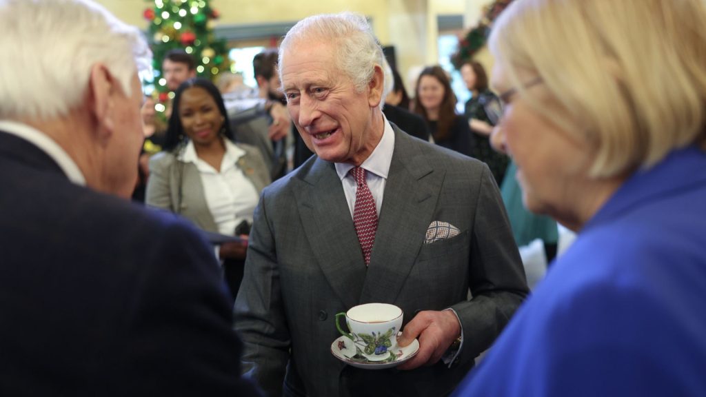 Carlos III comparte con varios ciudadanos en el pistoletazo de salida a su 75 cumpleaños