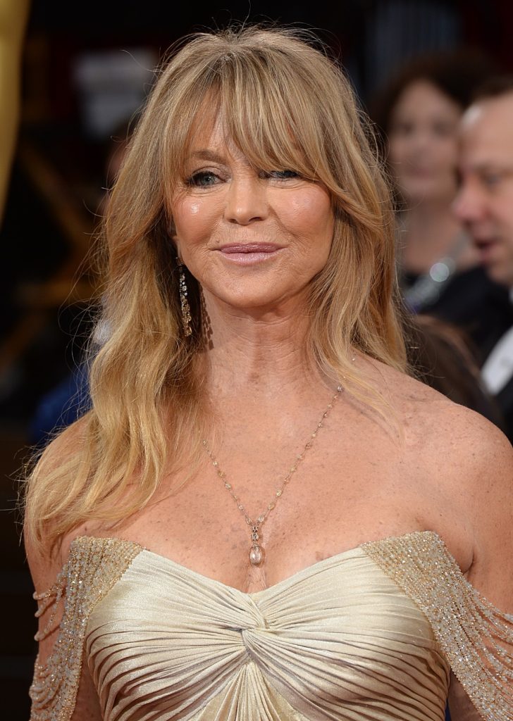Goldie Hawn pelo largo capeado