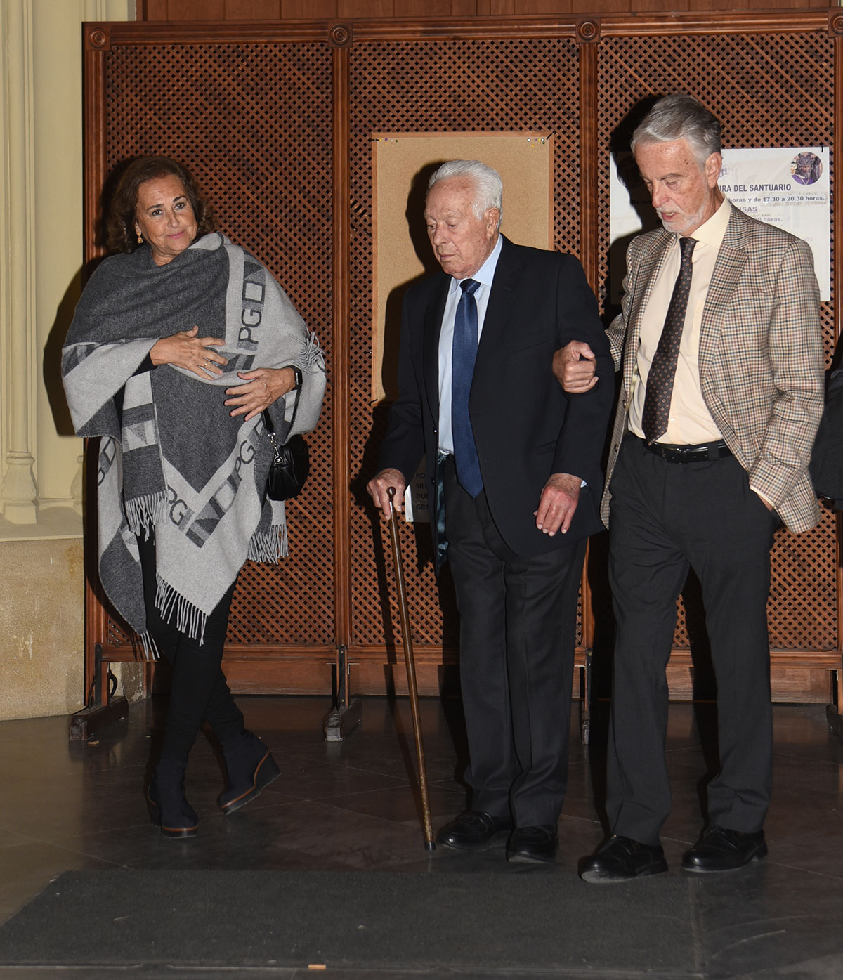 Carmen Tello y Curro Romero, a la salida de la misa homenaje a la duquesa de Alba