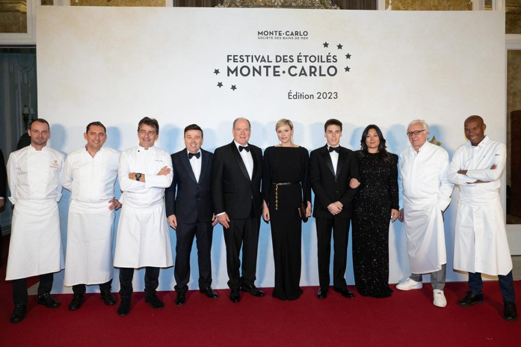 Alberto y Charlène de Mónaco, junto a Louis Duscruet y su esposa, rodeados de chefs en el Festival de las Estrellas