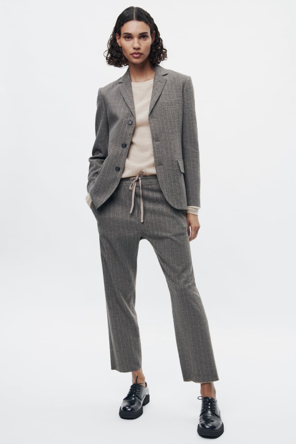 conjunto blazer y pantalón de raya diplomática en gris de Zara. Black Friday