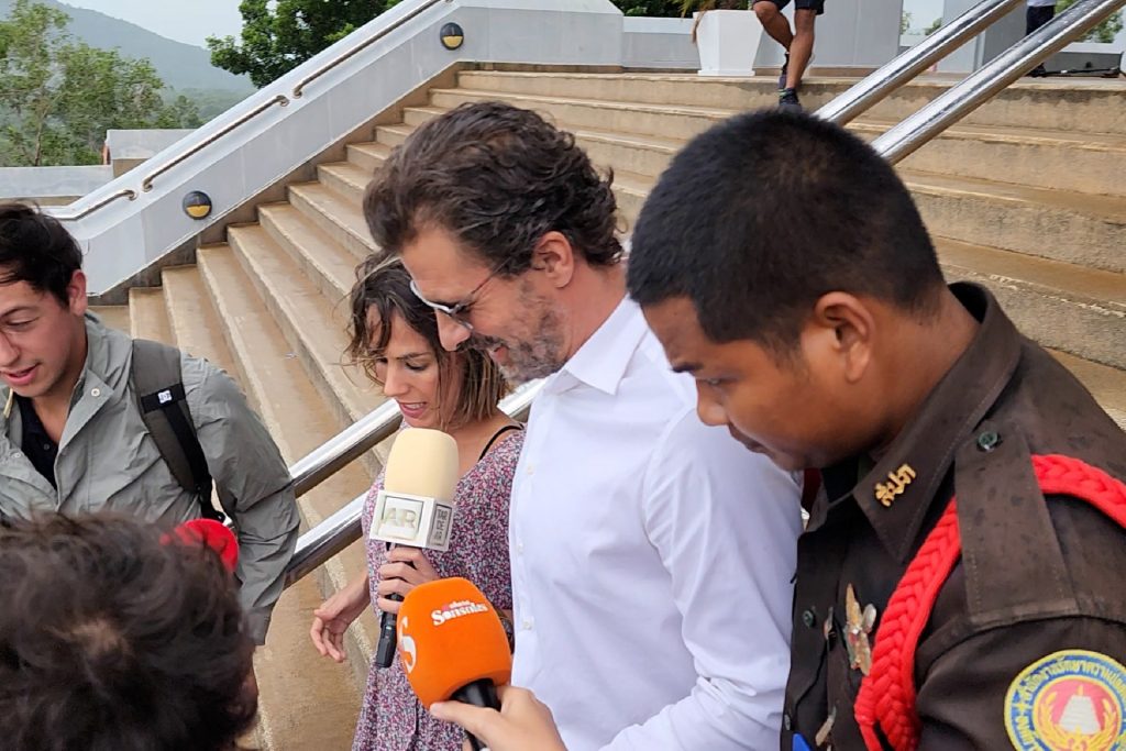 Rodolfo Sancho junto a varios periodistas en el tribunal tailandés en el que su hijo se ha declarado inocente 