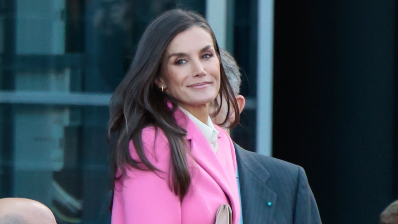 Reina Letizia abrigo rosa y zapatos nude