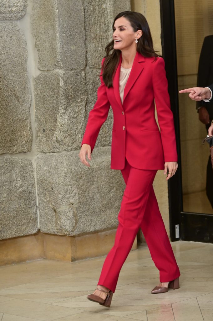 La Reina Letizia con un traje de Carolina Herrera en rojo 
