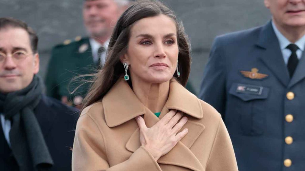 El abrigo batín de la Reina Letizia está en Zara, estiliza la figura y cuesta 169 euros