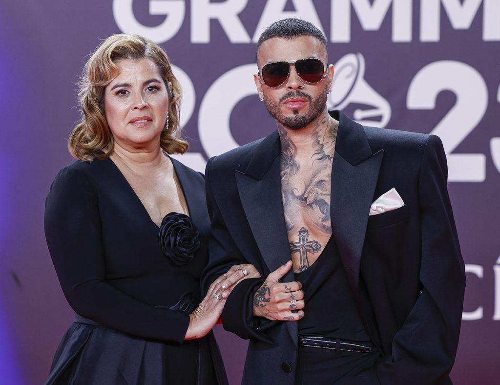 Rauw Alejandro junto a su madre en los Latin Grammy 2023.