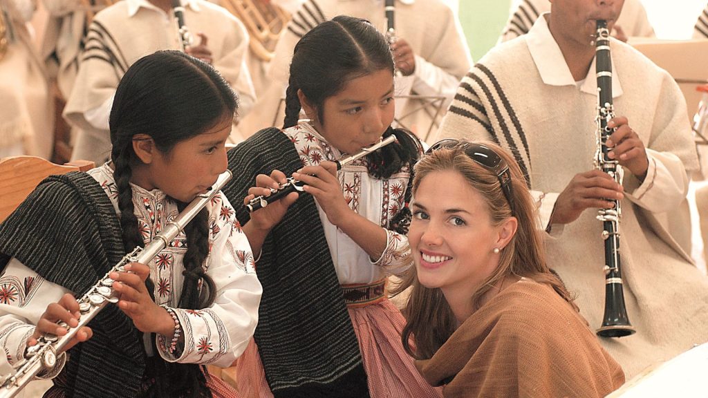 Genoveva posa con los miembros más jóvenes de la orquesta para revista SEMANA, el primer medio español al que concedió una entrevista