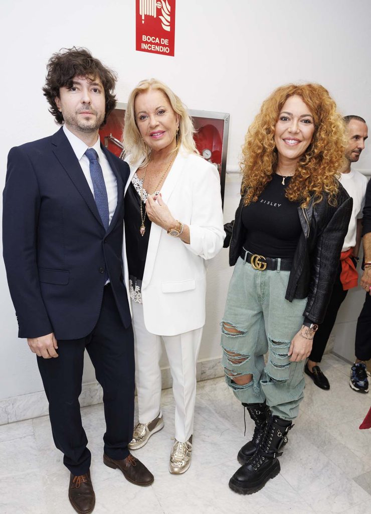 Bárbara Rey posa con sus hijos, Ángel y Sofía, en el marco de una presentación celebrada en Madrid