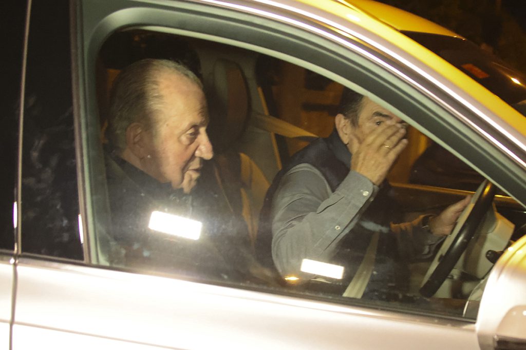 El Rey Juan Carlos sale en Sanxenxo en el coche conducido por Pedro Campos