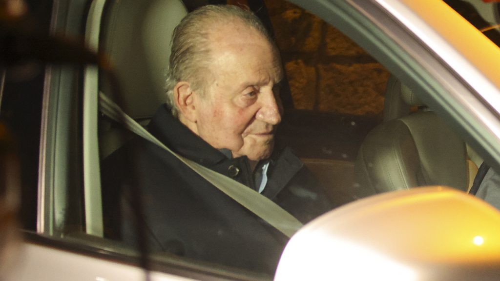 El Rey Juan Carlos al fin sale tras recibir una surrealista visita en Sanxenxo
