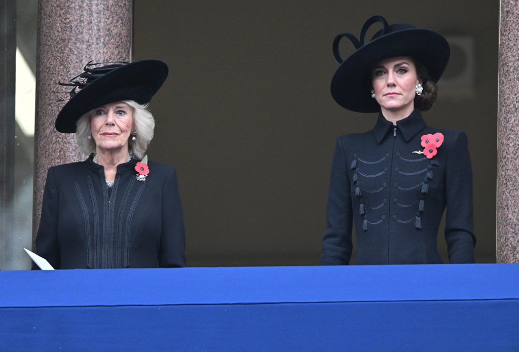 La reina Camilla y la princesa de Gales, Kate Middleton, muy serias en el balcón del Cenotafio de Londres 