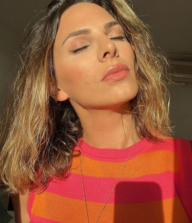 Irene Rosales al sol mostrando su piel