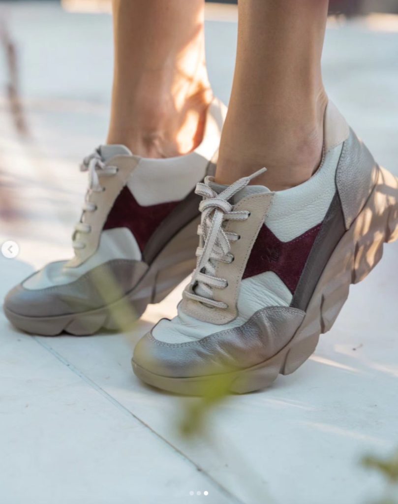 Isabel Jiménez zapatillas futuristas 