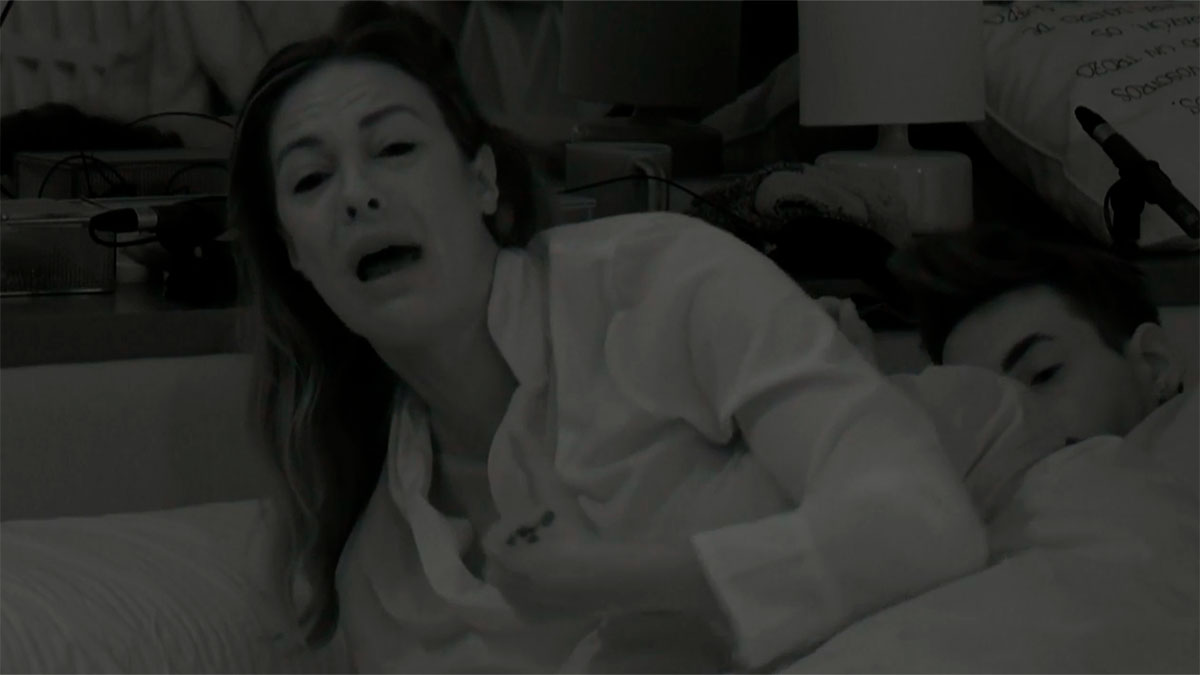Jessica Bueno llora en la cama en 'GH VIP'
