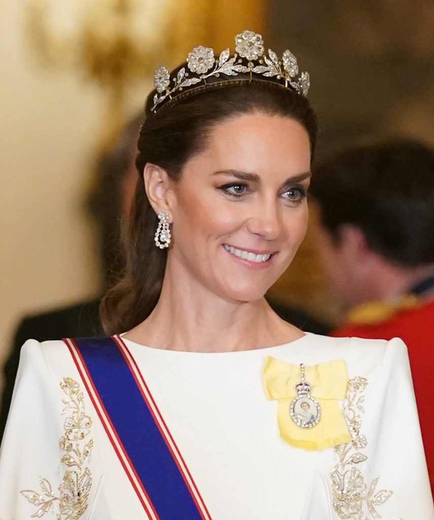Kate Middleton luce la tiara Strathmore Rose que perteneció a la Reina Madre