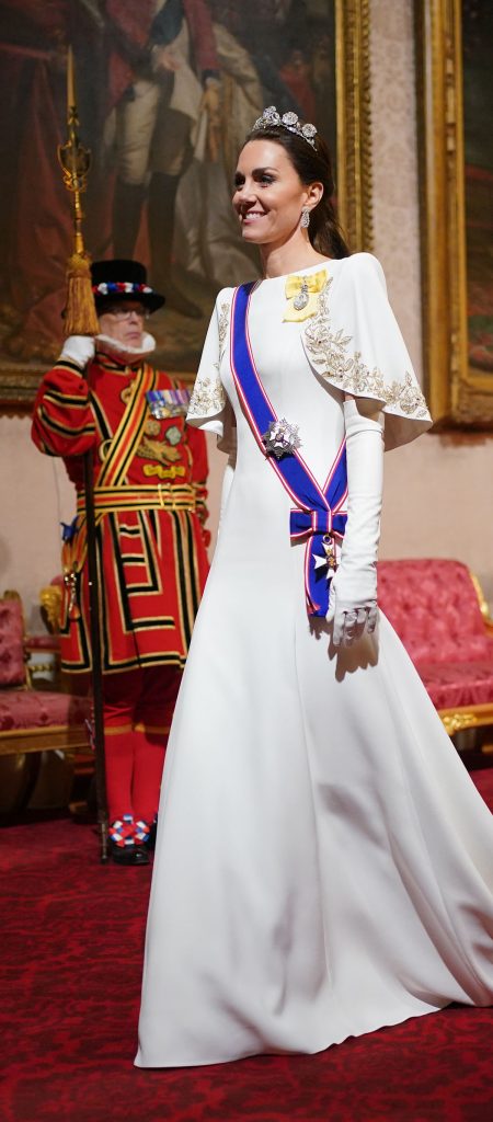 Kate Middleton, con vestido blanco de Jenny Packham