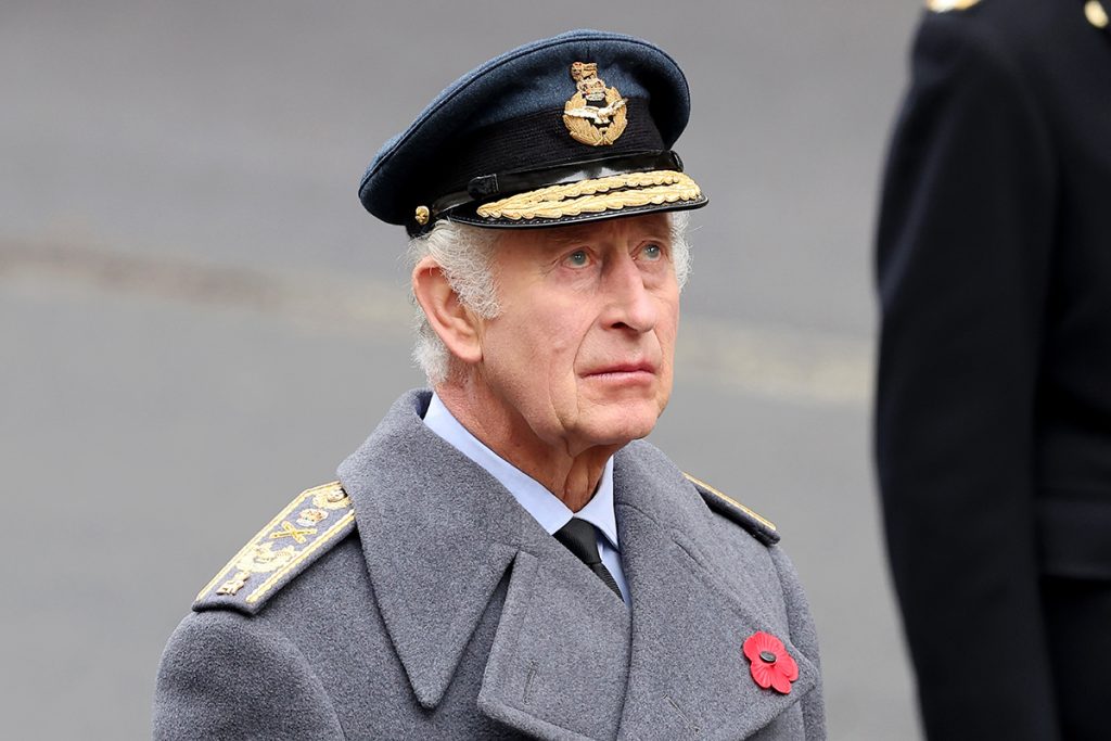 El rey Carlos III de Inglaterra, celebrando el Día del Recuerdo en Londres poco antes de cumplir 75 años.