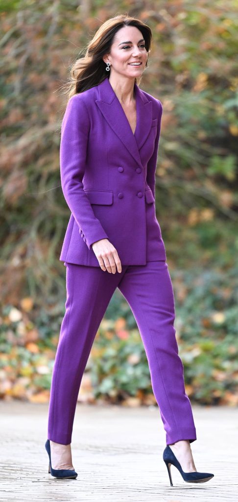 Kate Middleton, con un elegante y moderno traje de Emilia Wickstead 