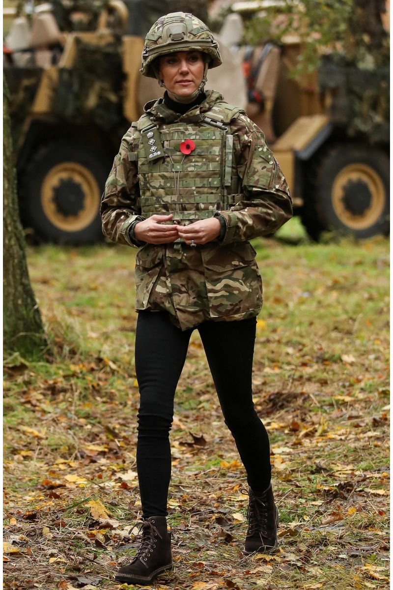 Kate Middleton, vestida de militar, ha completado su look con un broche con el símbolo de la amapola roja