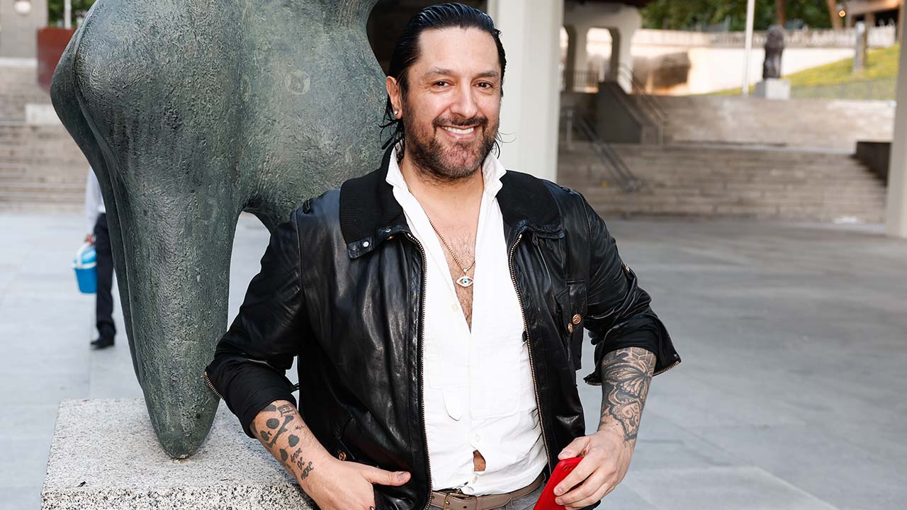 Rafael Amargo posa sonriente durante la inauguración de una exposición en Madrid