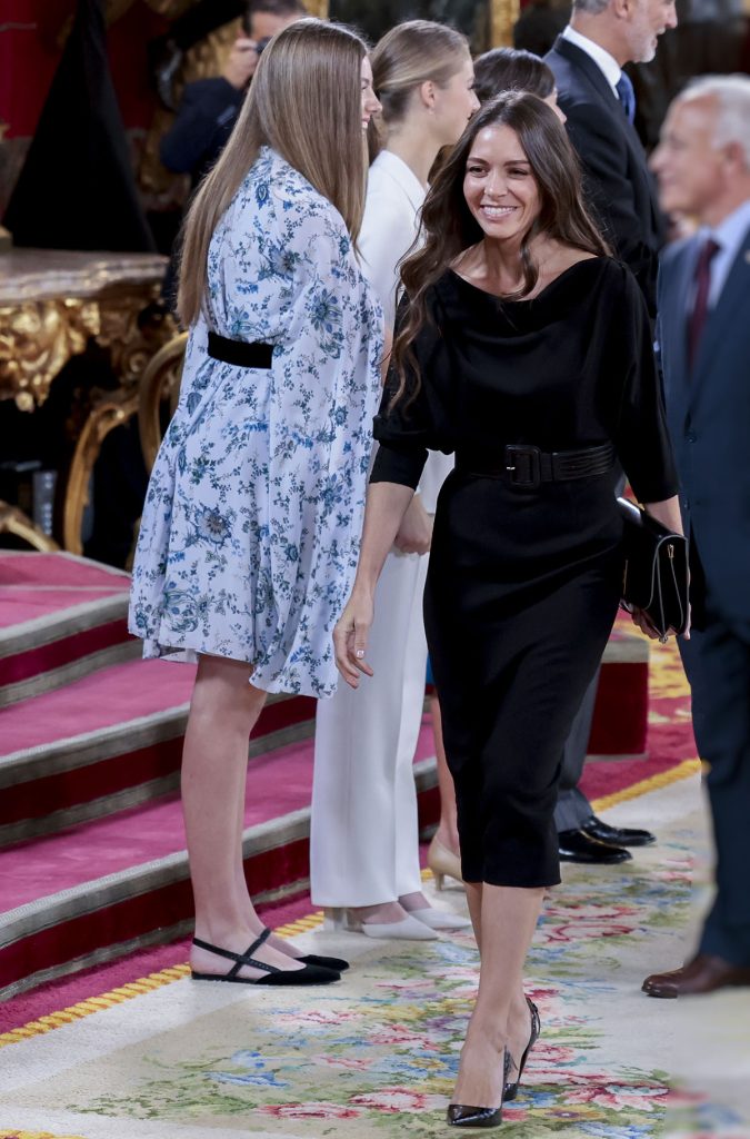 Eva Fernández, estilista de la Reina Letizia, con look negro en el Palacio Real 