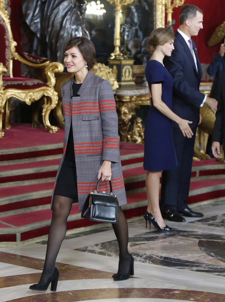 Eva Fernandez, con abrigo y vestido negro, durante su primera visita al Palacio Real 