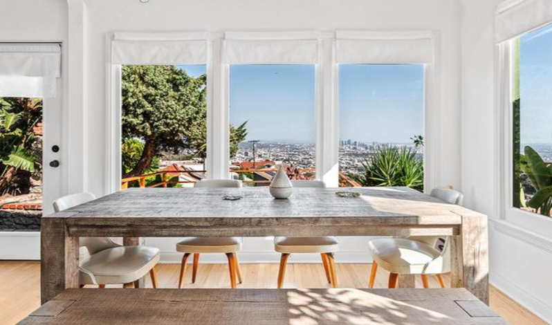 La casa de Jennifer Aniston: cocina con vistas a Los Ángeles