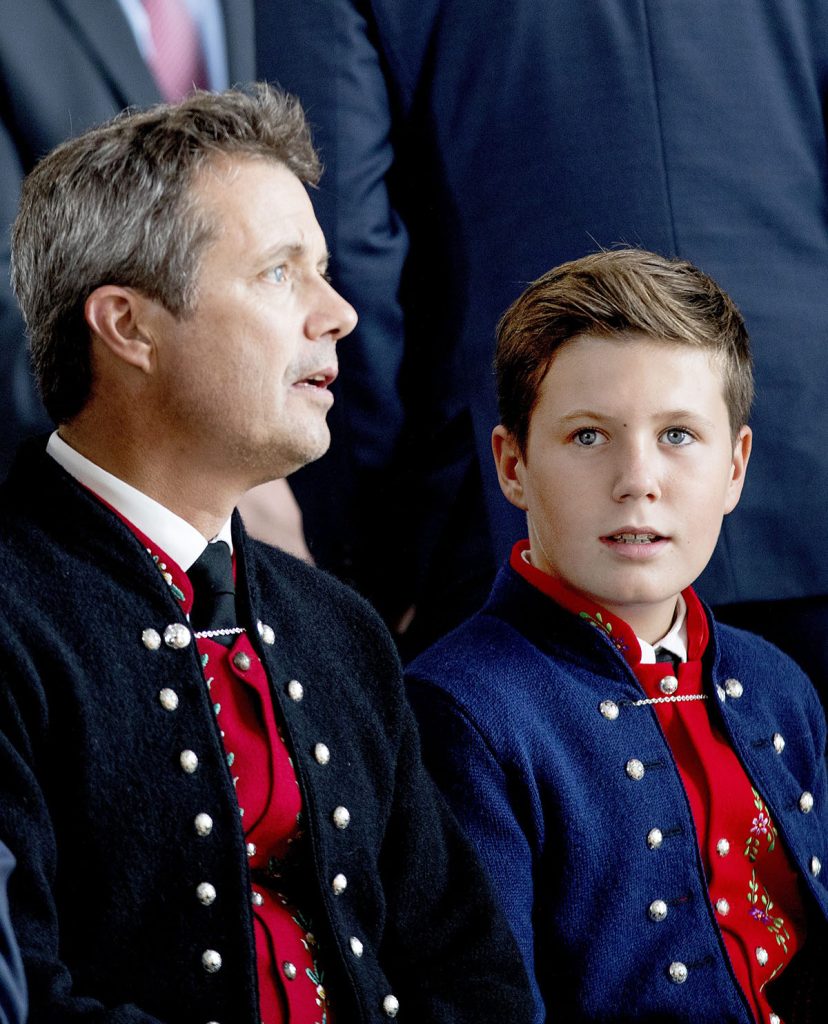 Christian de Dinamarca y su padre Federico en un acto oficial.