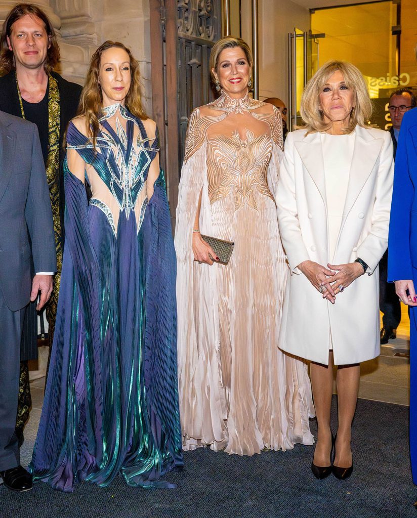 La soberana de los Países Bajos, Brigitte Macron y la diseñadora Iris van Herpen, autora del vestido de Máxima 