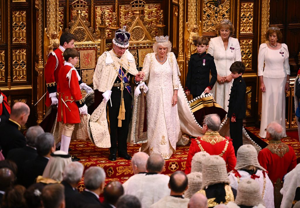 La reina Camilla recicla el vestido de su Coronación en el Parlamento