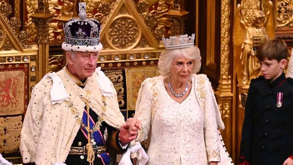 La reina Camilla recicla el vestido de su Coronación en el Parlamento