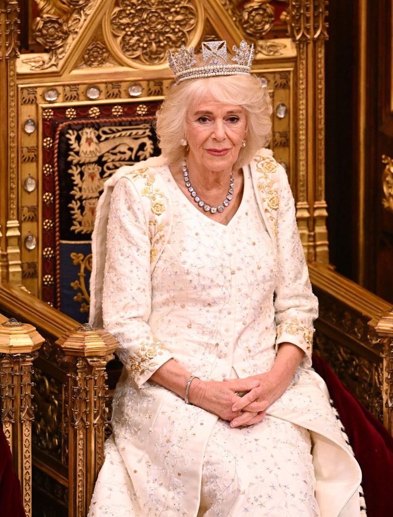 La reina Camilla, sentada presidiendo la ceremonia de Apertura del Parlamento
