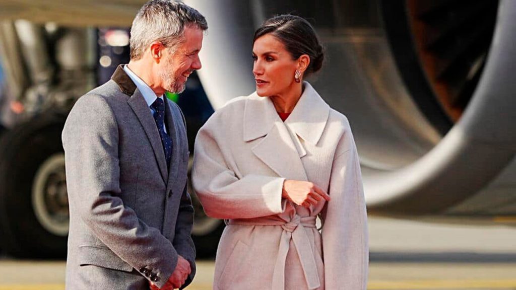La Reina Letizia, junto al príncipe Federico, a su llegada a Dinamarca