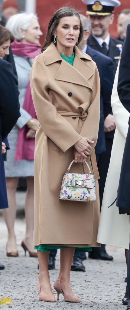 La Reina Letizia, con abrigo cámel y bolso de flores en su segundo día de visita en Dinamarca