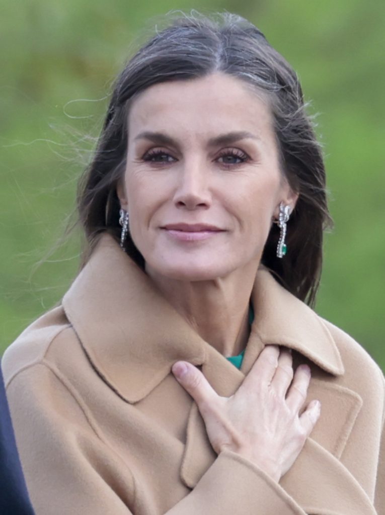 la reina letizia con pendientes de esmeraldas en dinamarca