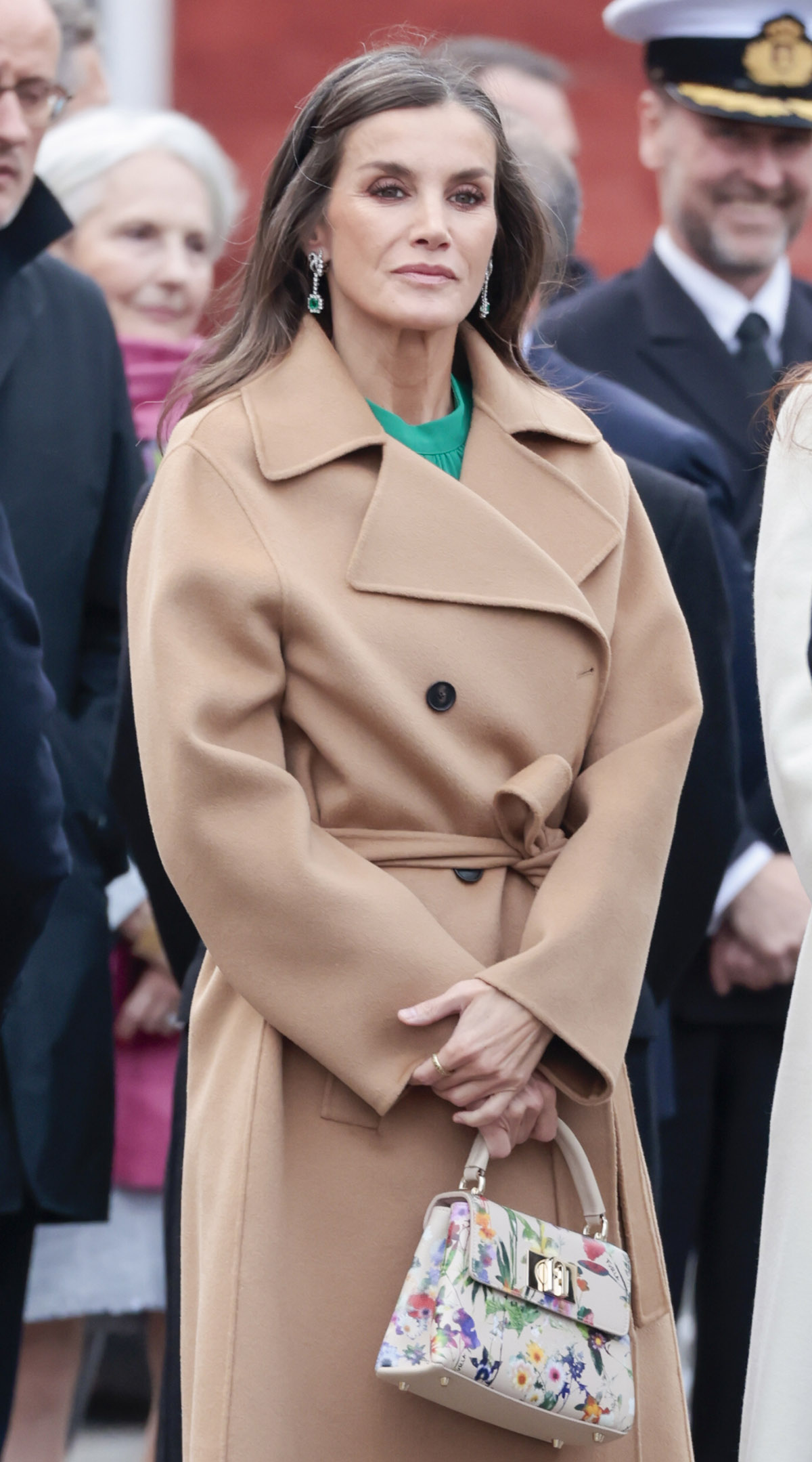 la reina letizia en dinamarca con abrigo camel