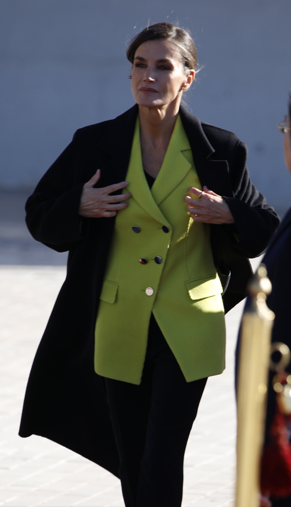 La Reina Letizia estrena una bonita chaqueta cruzada en un primaveral tono pistacho de camino a Dinamarca