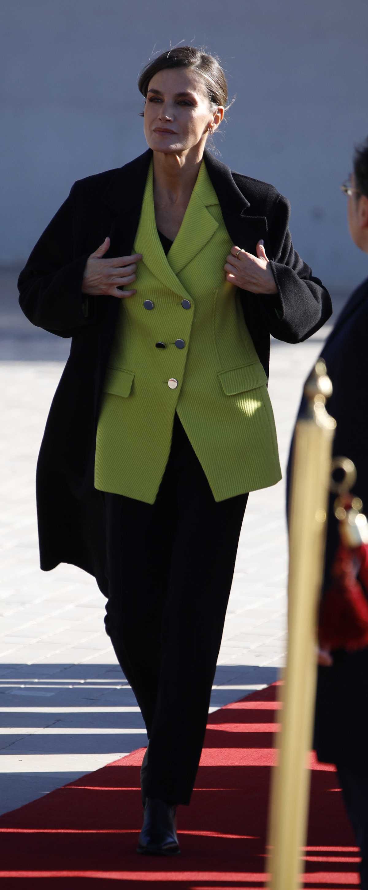 la reina letizia con abrigo negro y chaqueta pistacho rumbo a dinamarca en noviembre de 2023
