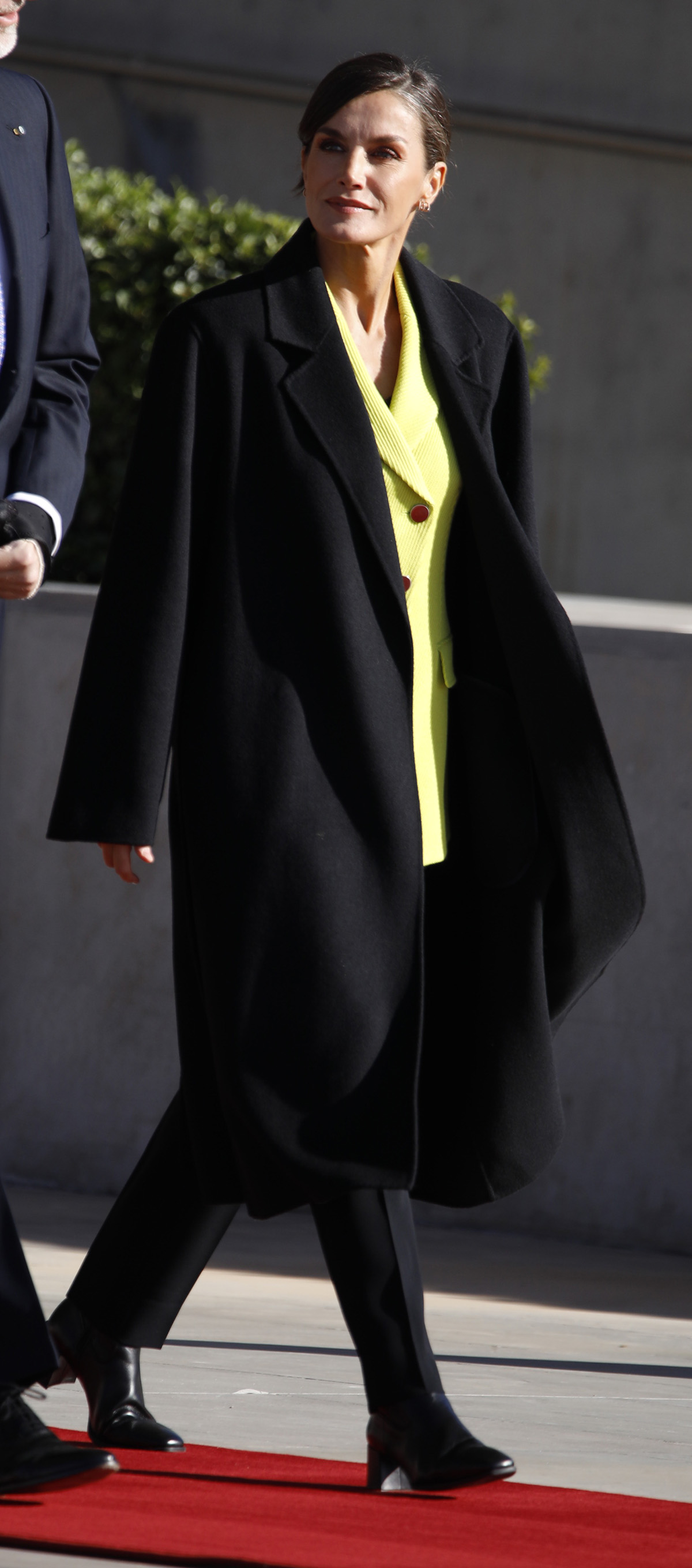 la reina letizia con abrigo negro y chaqueta pistacho de viaje a dinamarca