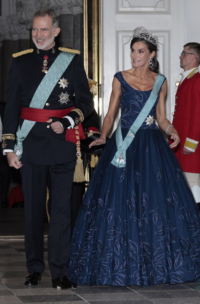 la reina letizia con la tiara de lis y vestido de felipe varela en dinamarca