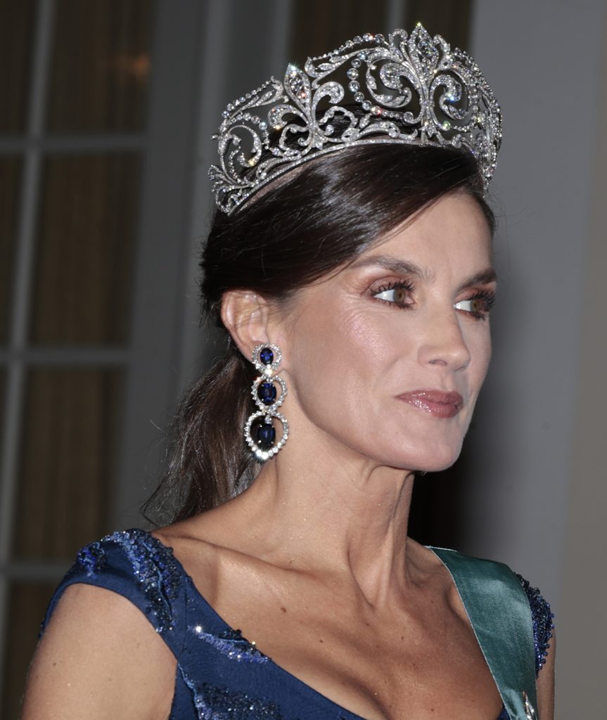 la reina letizia con la tiara de lis y pendientes de zafiros en dinamarca