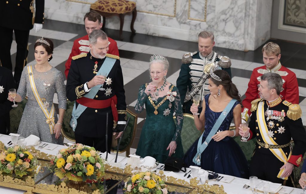 La Reina Letizia deslumbra en Dinamarca: vestido de Cenicienta con la Tiara de Lis y alucinantes zafiros