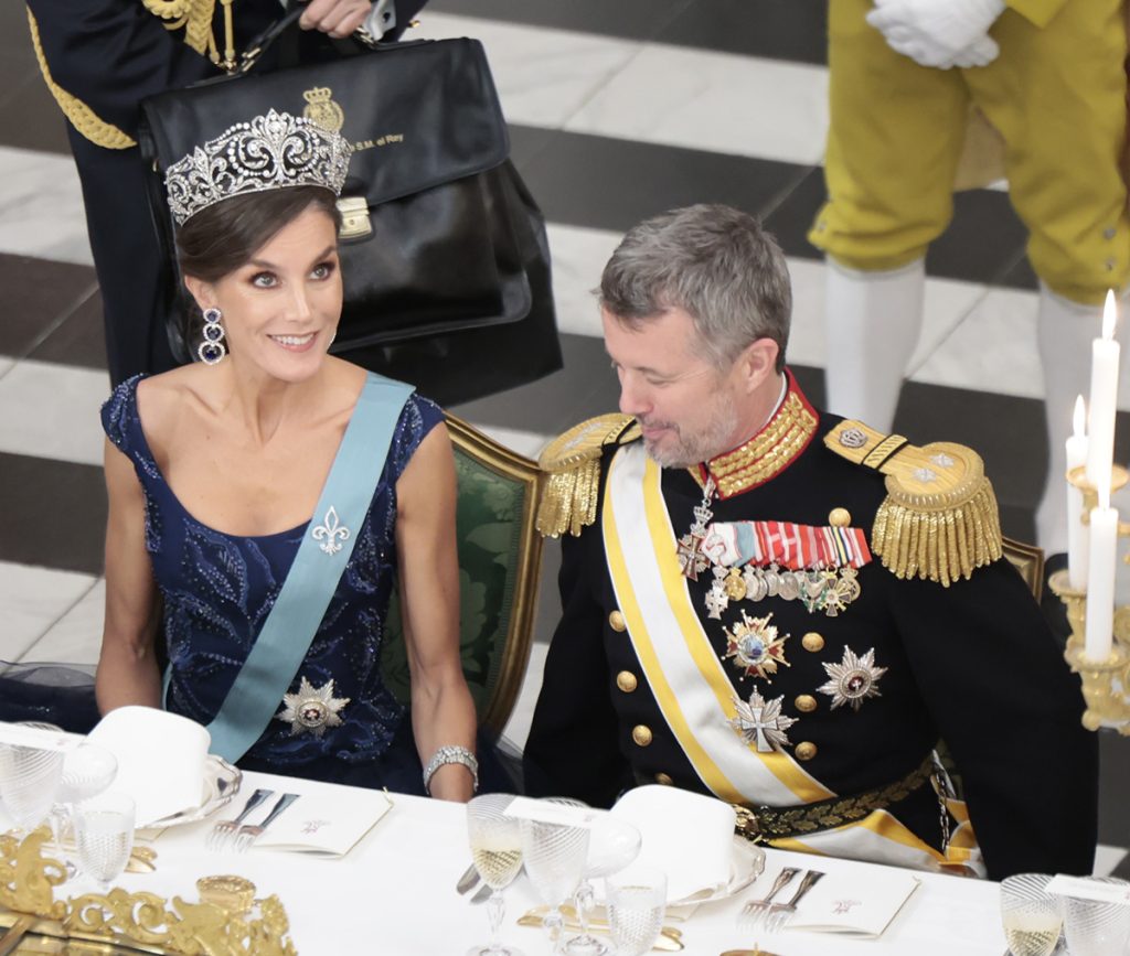 La Reina Letizia junto a Federico de Dinamarca en una cena de Estado. 